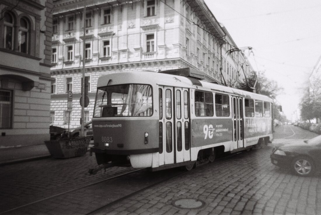 Kinol ReCamera Negra – Black & White Disposable Camera - BW film